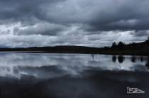 Um dia nublado refletido nas águas do lago Fagnano, perto de Tolhuin, pequena cidade na região de Ushuaia, no sul da Terra do Fogo, Argentina